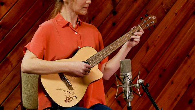 Baritone Ukulele Spruce/ Sapele Natural video