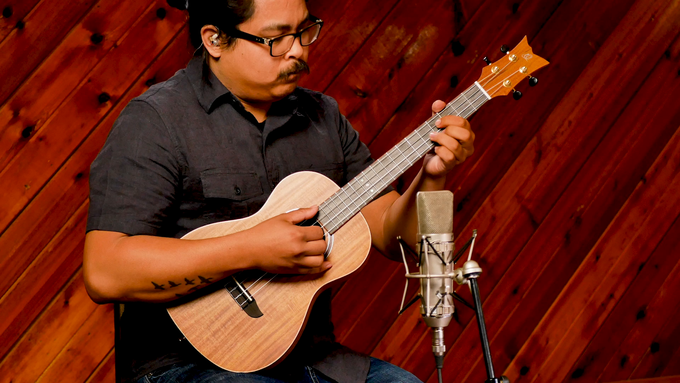 Baritone Ukulele Solid Acacia Natural video