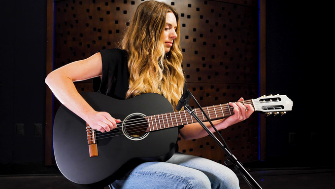 Full Size Guitar Spruce/ Catalpa Black video