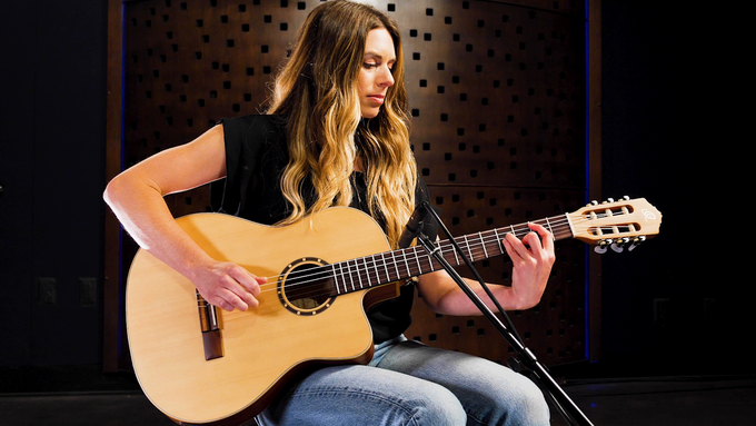 Full Size Guitar Spruce/ Mahogany Natural video