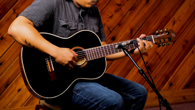 7/8 Size Guitar Spruce/ Mahogany Black video