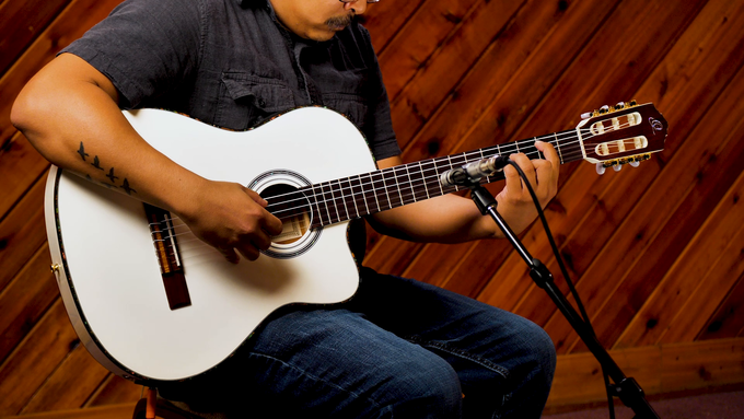 Full Size Guitar Solid Spruce/ Mahogany White video