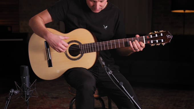 Full Size Guitar Solid Spruce/ Walnut Natural video