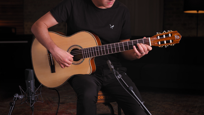 Full Size Guitar Solid Spruce/ Mahogany Natural video